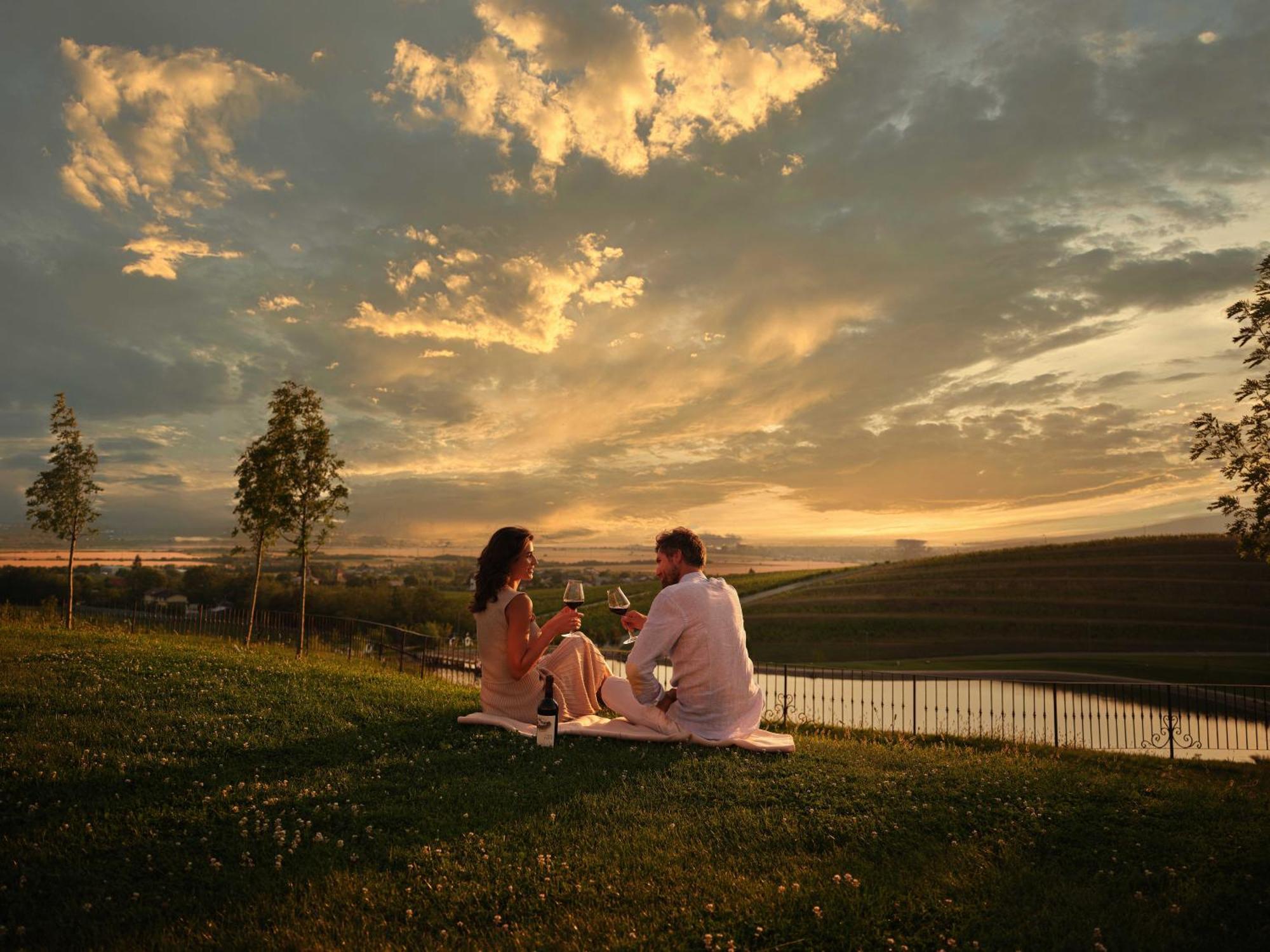 Casa Timis - Wellness & Spa Resort Chitorani Exterior foto Sunset at the River of Ponds